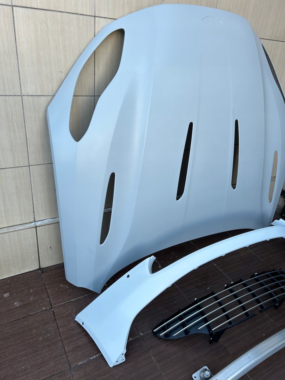 bonnet bumper grill sider Aston Martin DB11 V12 and V8