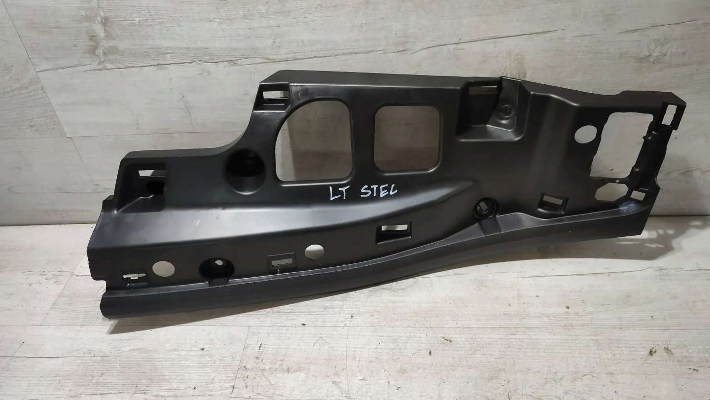 Alfa Romeo Stelvio 2.0T 21r. holder kanapy left rear part