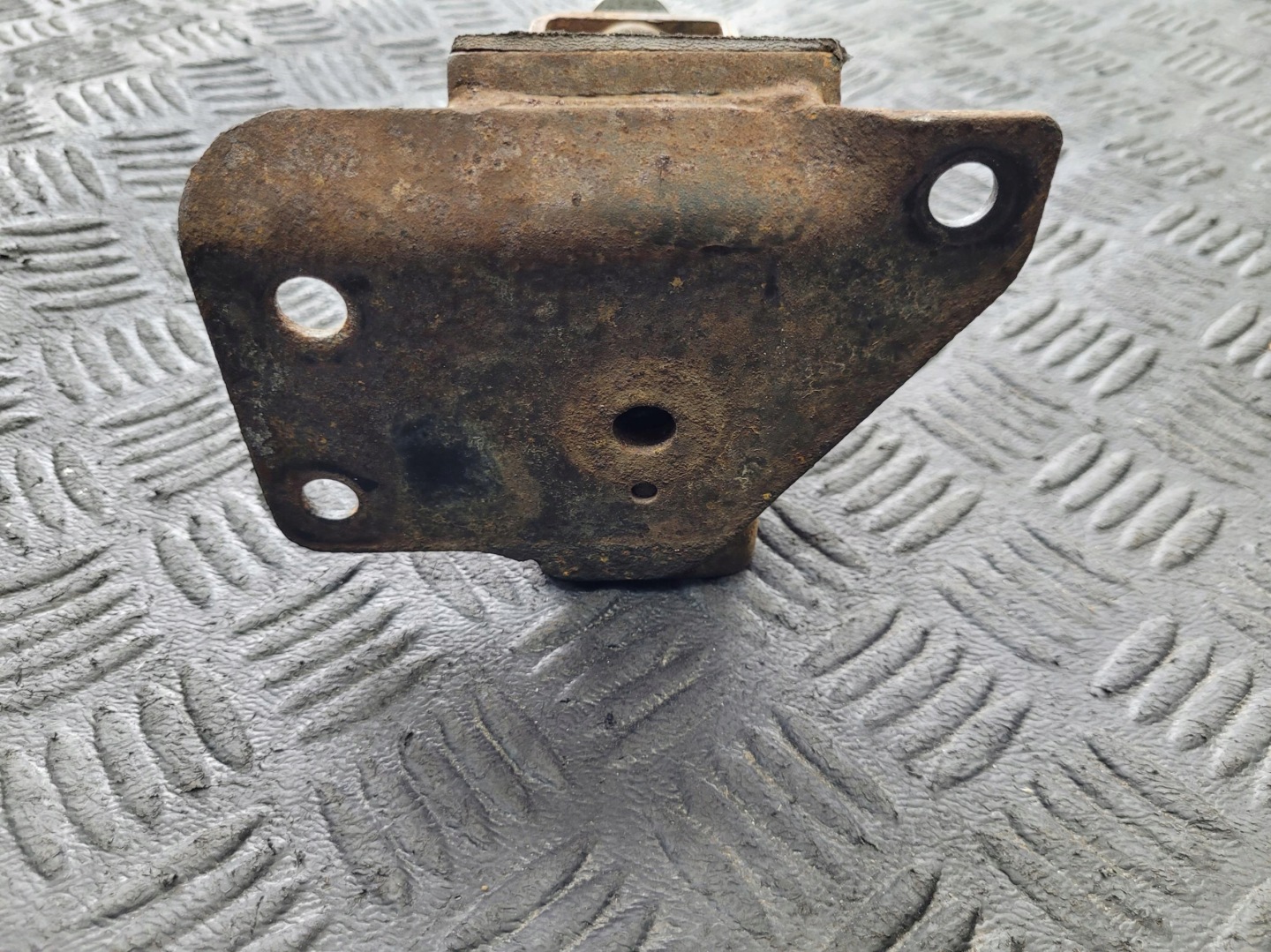 engine mount left 20720-21001 SSANGYONG RODIUS II 2.2 D XDI