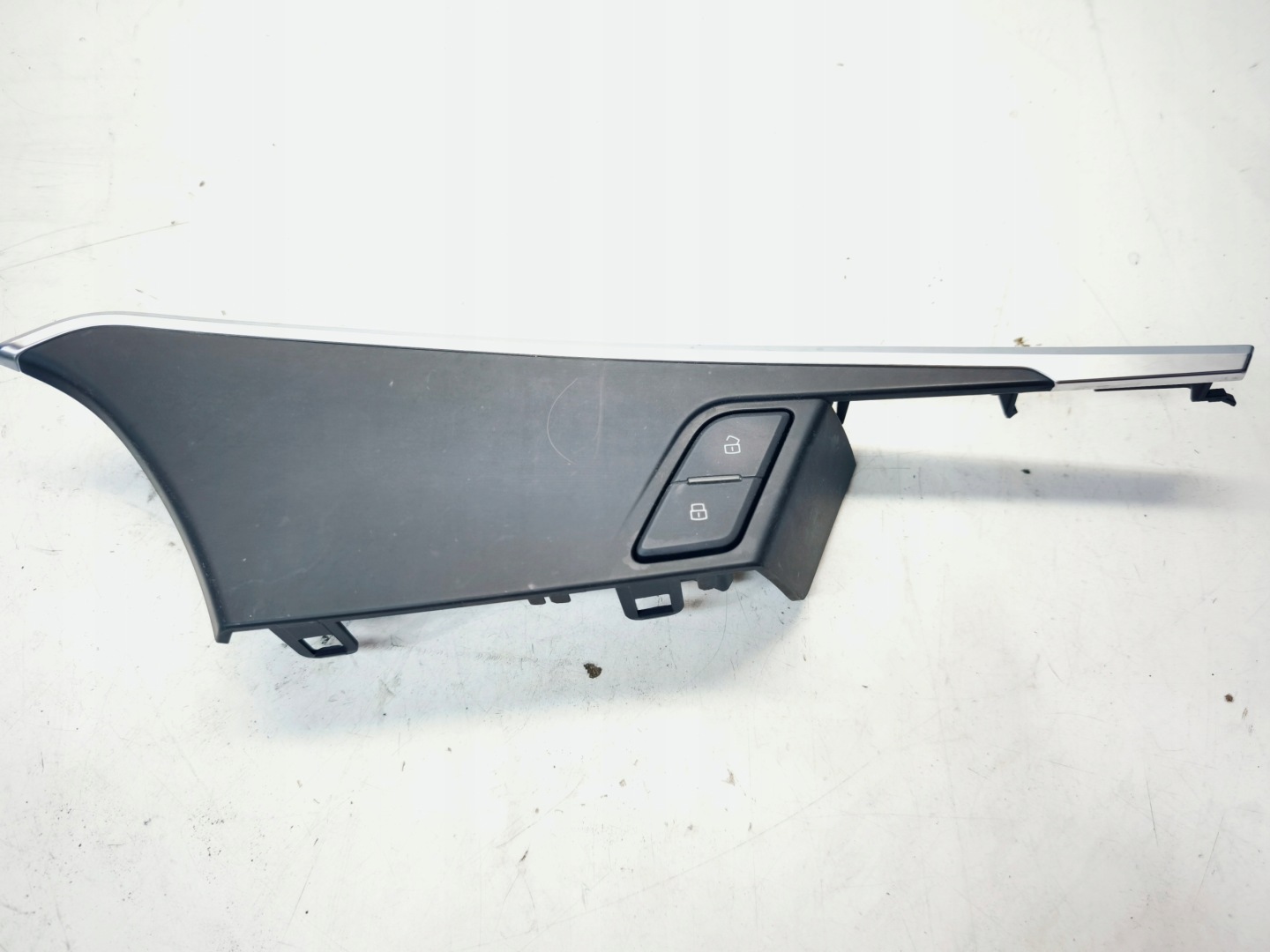 moulding DEKOR door right front AUDI A4 B9 8W0959522A