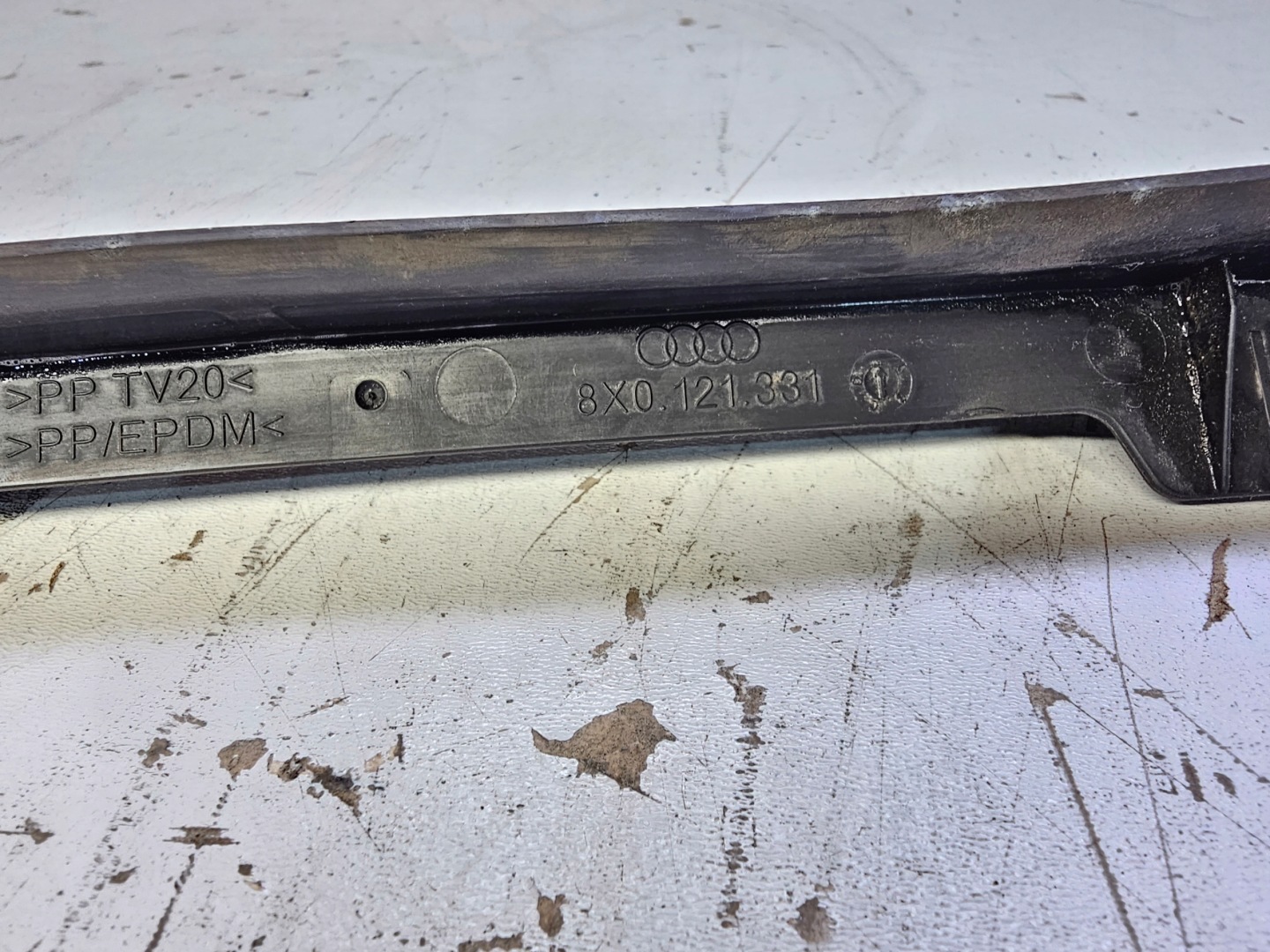 kryt chladiče levá AUDI A1 8X 8X0121331