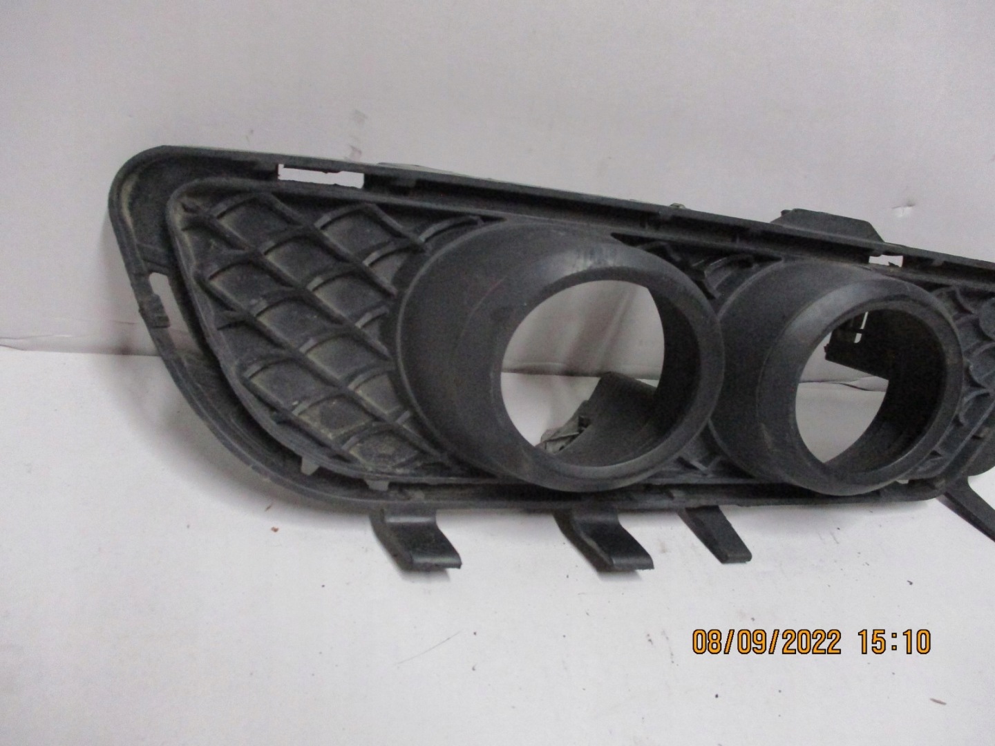 grid of a bumper MERCEDES E KLASA A2128850823 left