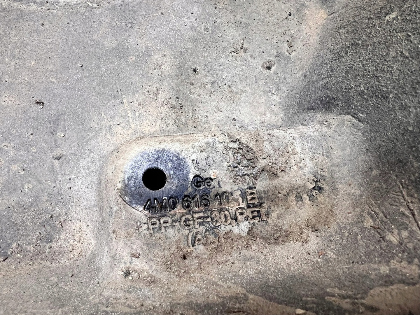 Blende Abdeckung TERMICZNA KOMPRESORA AUDI Q7 4M 4M0616105E