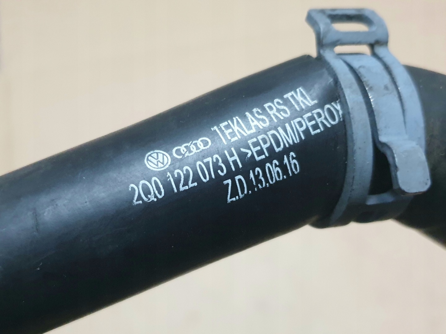 prijenos crijevo vode VW AUDI SEAT SKODA 2Q0122073H