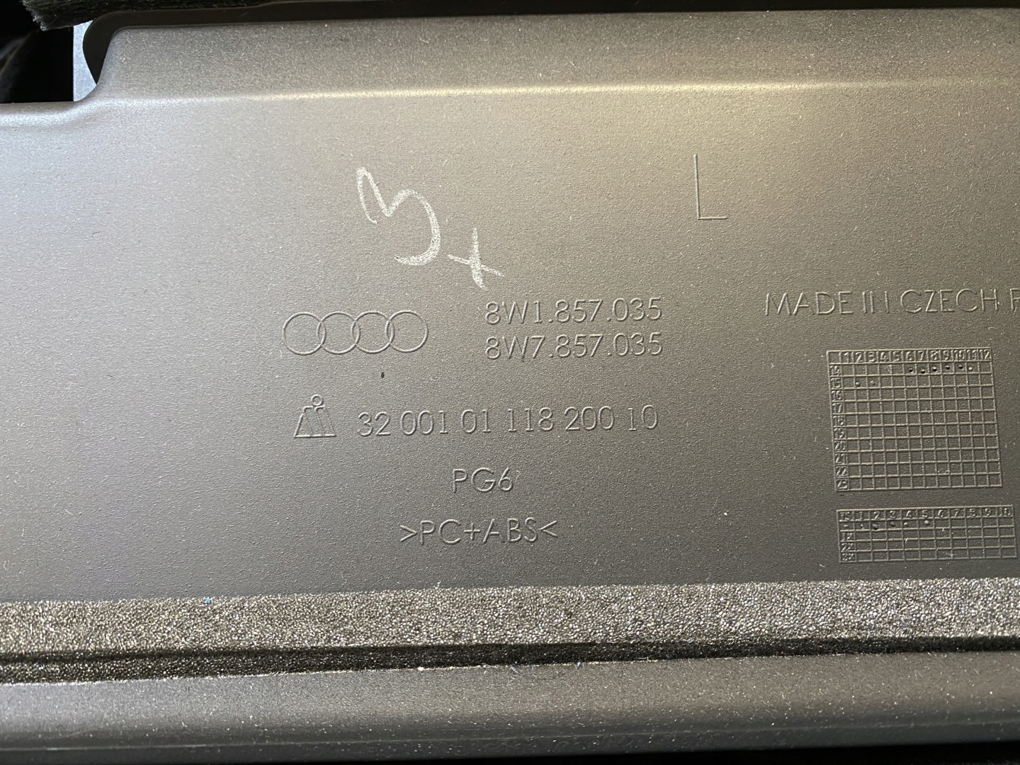 AUDI A4 8W B9 Handschuhfach des Beifahrers 8W1857035