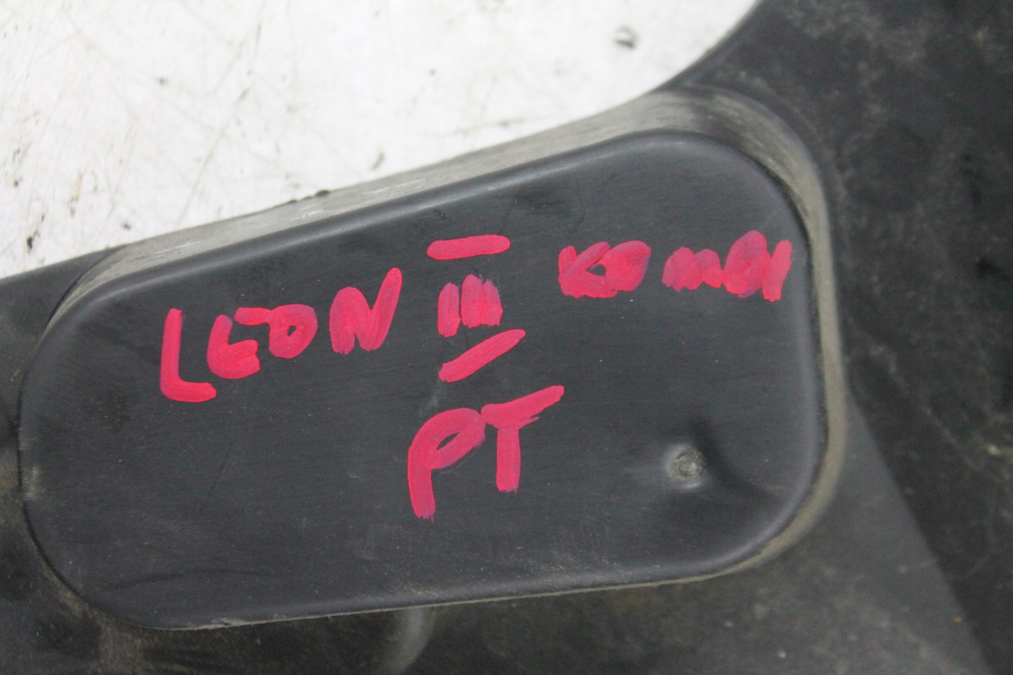 support right rear part 5F9807376B LEON III KOMBI 12