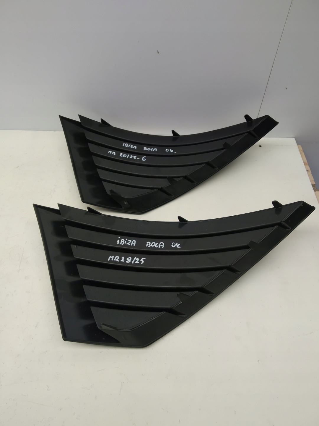 Seat Ibiza IV Cupra Bocanegra grid left right w bumper rear part 6J0071630