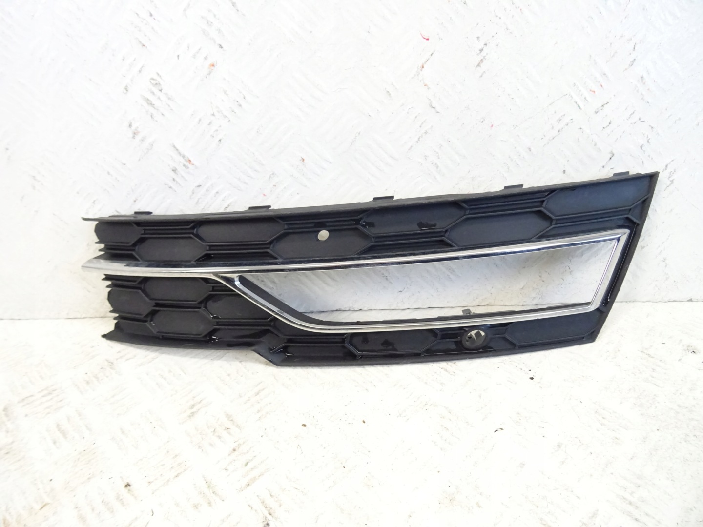 grid of a bumper front front right SKODA OCTAVIA IV 5E3807682 G