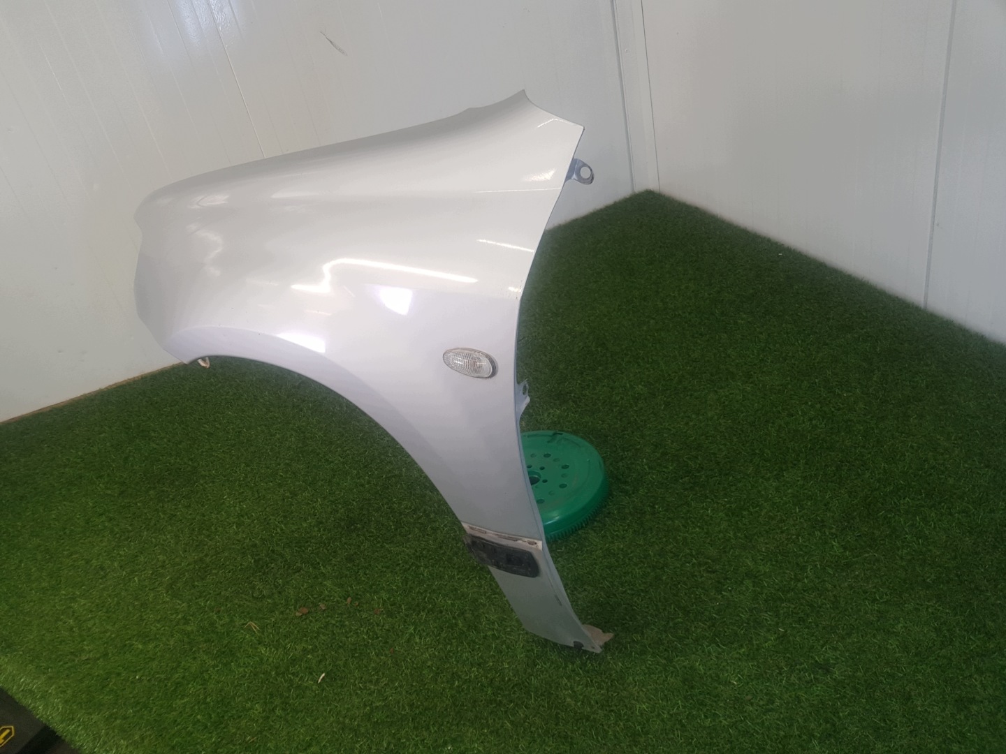 fender left front MITSUBISHI OUTLANDER