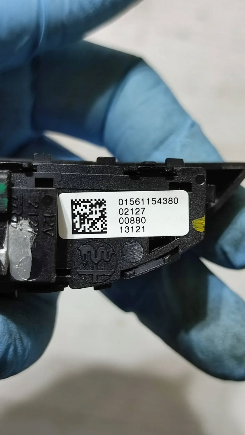 Alfa Romeo Stelvio 2021 button central of a lock left front