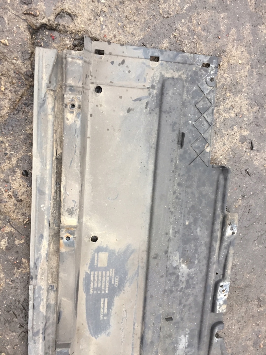 AUDI A4 B8 A5 Blende Abdeckung abdeckung des Bodens Unterfahrschutz links