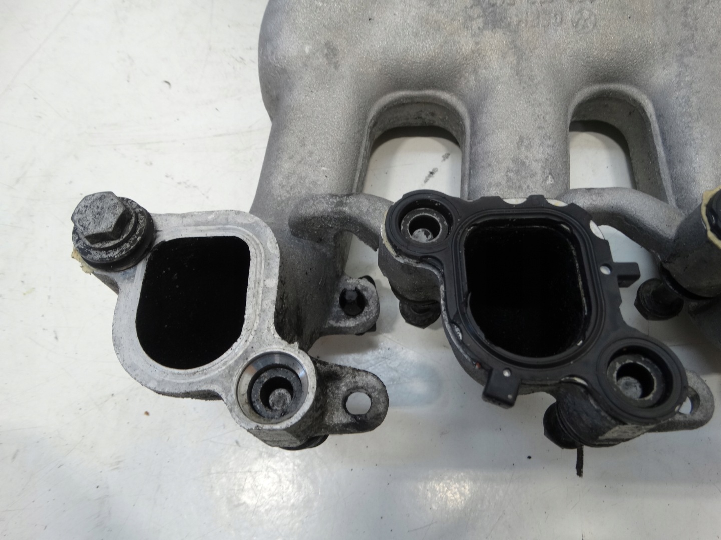 intake manifold VOLKSWAGEN T5 TRANSPORTER 2.5 TDI 070129713F
