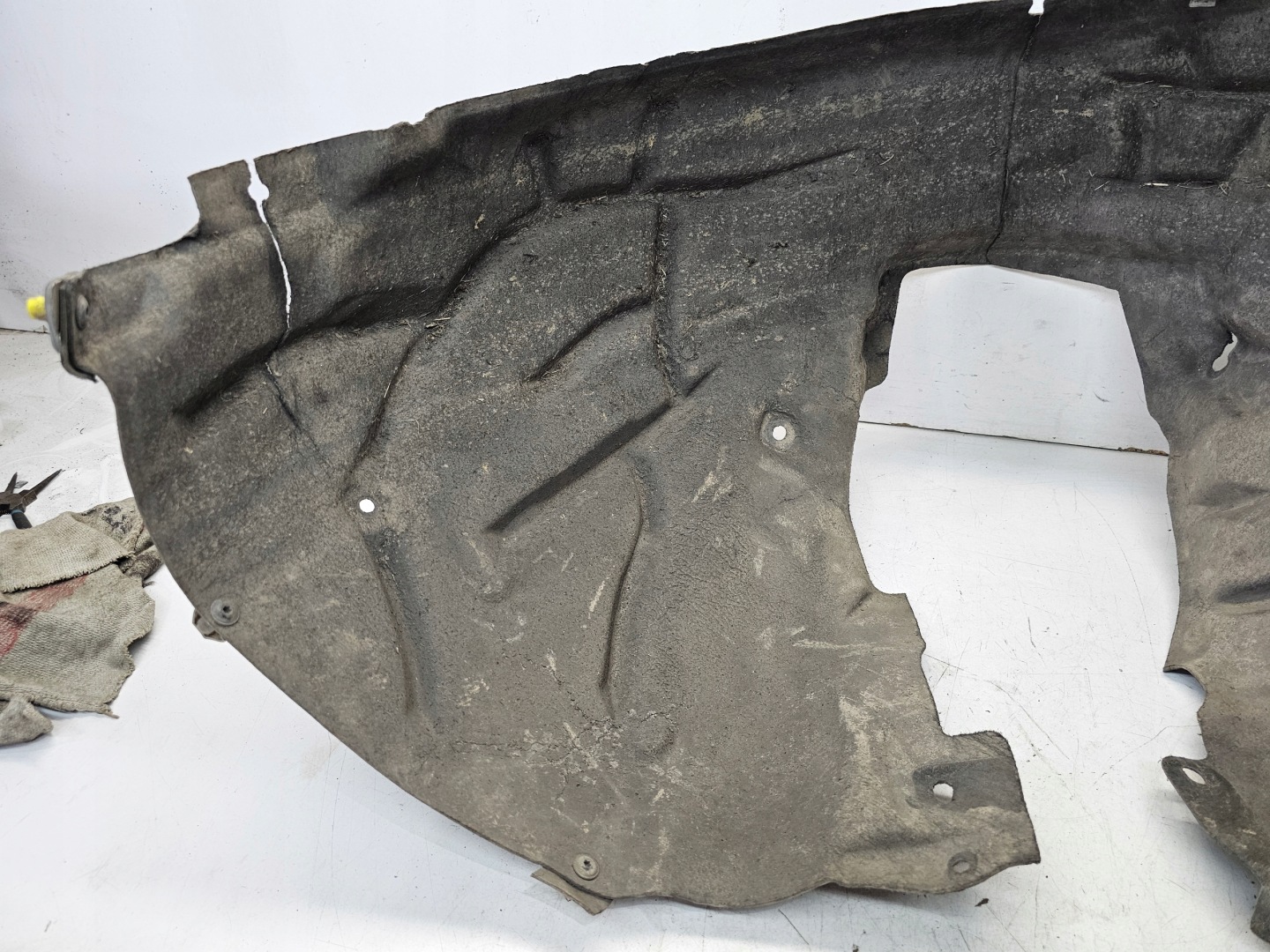mudguard left front AUDI A4 B9 8W0821171 MATERIALOWE