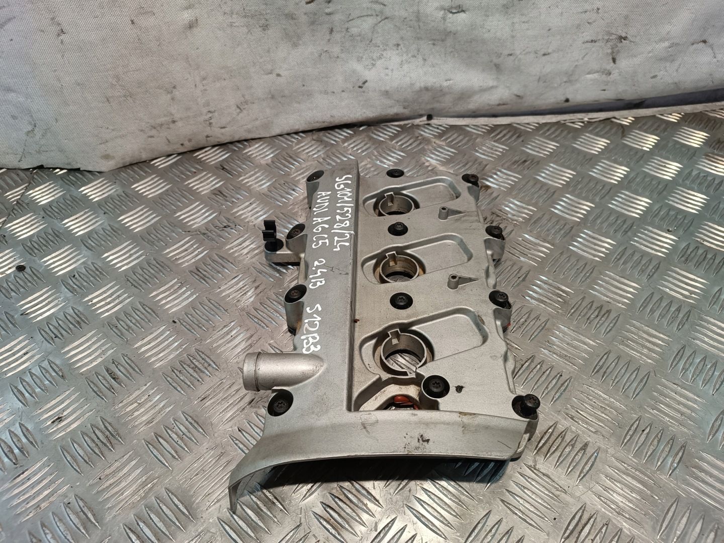 Abdeckung der Ventile AUDI A6 C6 2.4B V6 2004r 06E1034720