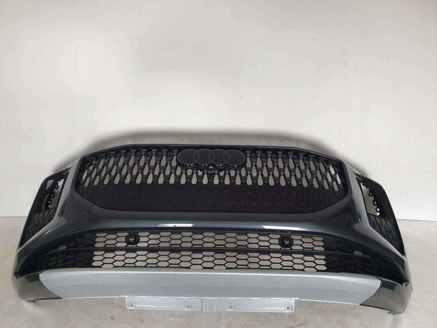 AUDI Q3 III 83H 25-> bumper front front 6 x PDC 83H807437