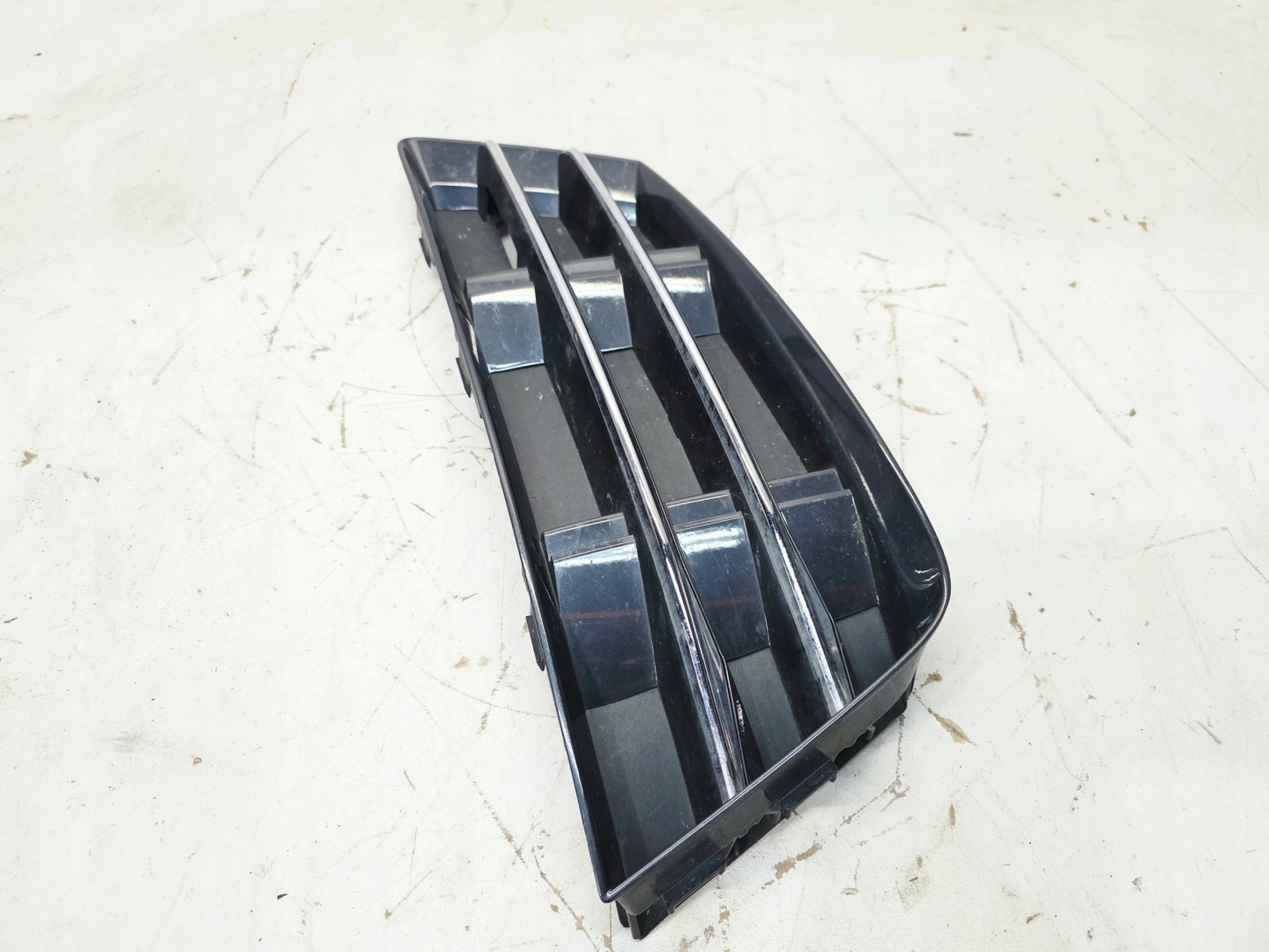 grid grille of a bumper left front AUDI A4 B9 8W0807681R