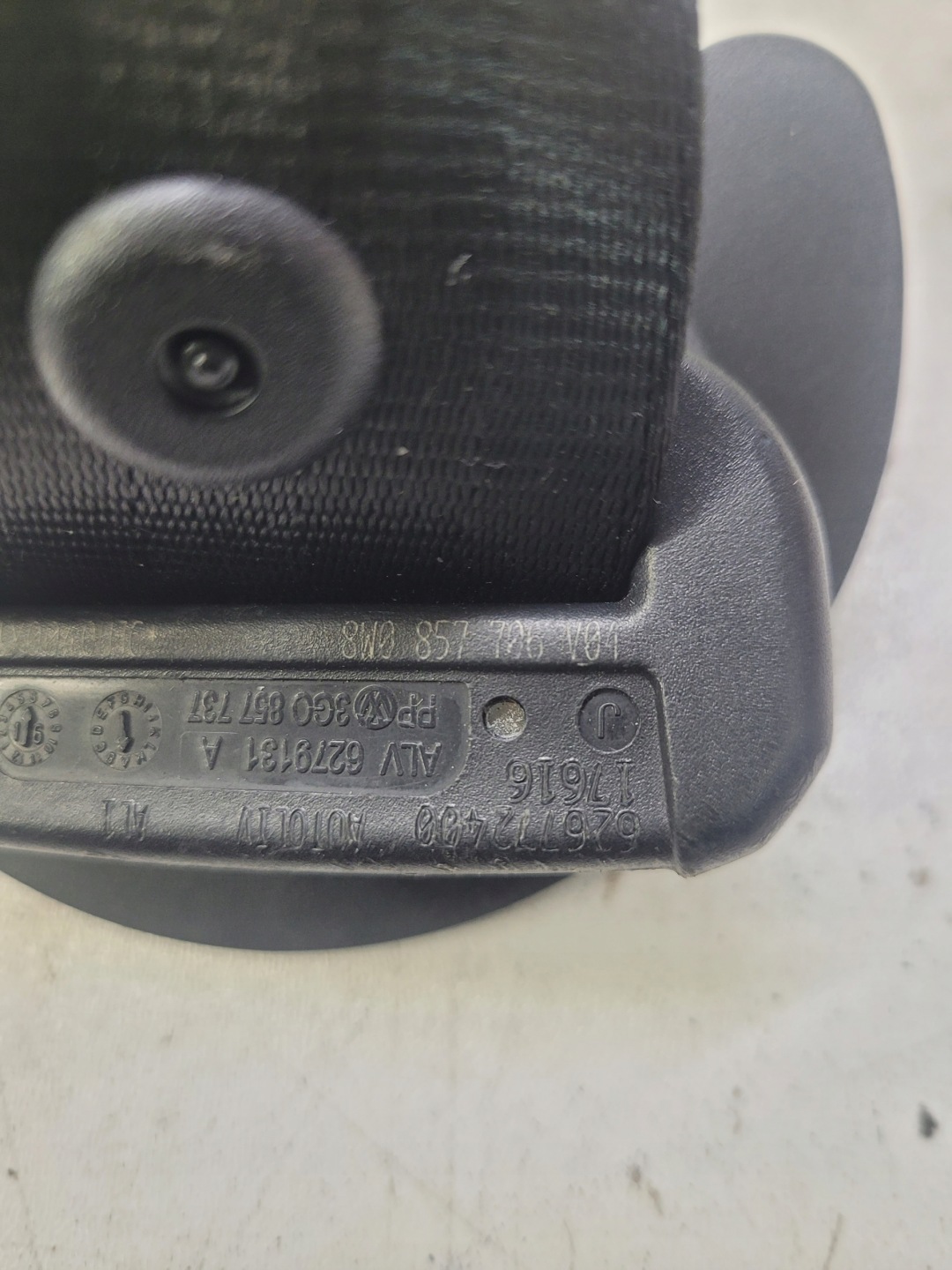 tension belt right front AUDI A4 B9 8W0857706 original !!