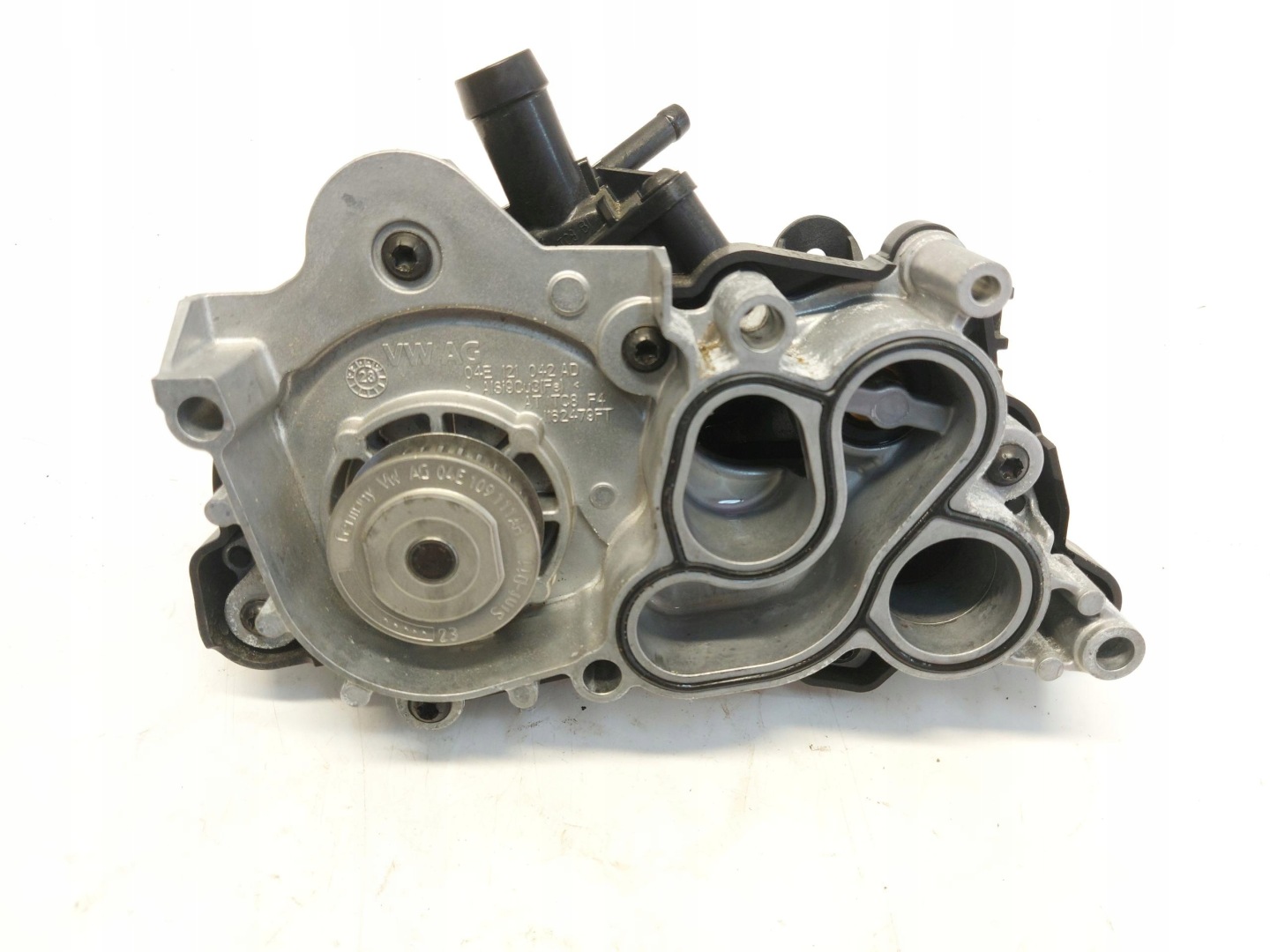 CUPRA Formentor 5FF 1.4 E-TSI vodena pumpa 04E121042AD