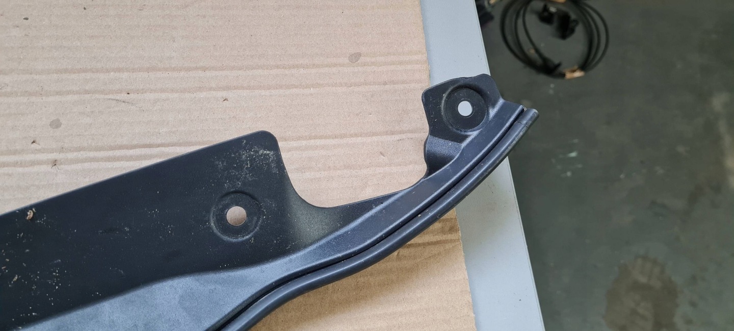 Chrysler Pacifica 2022 cover bonnet sensor moulding left rear part 68416655