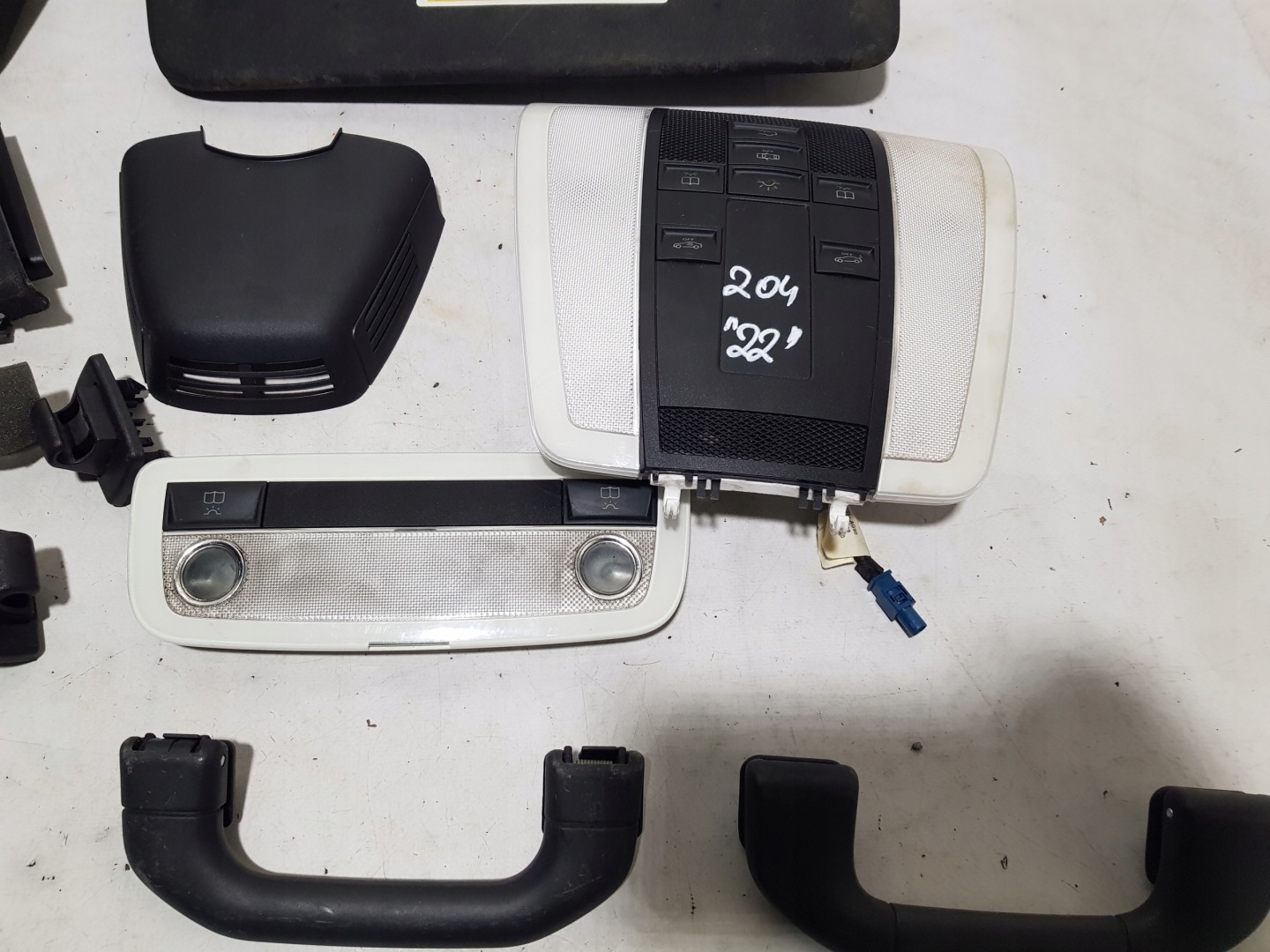 MERCEDES W204 AMG black, inner pillars light plastics