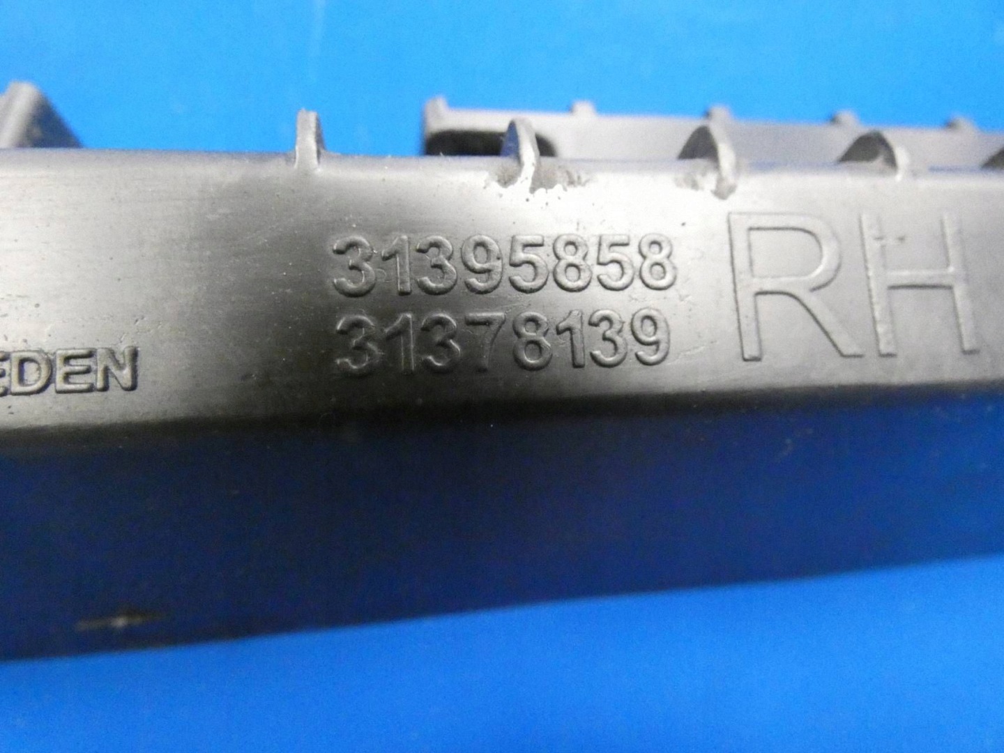 VOLVO XC90 II support holder bracket mouldings PROGOWEJ right rear part