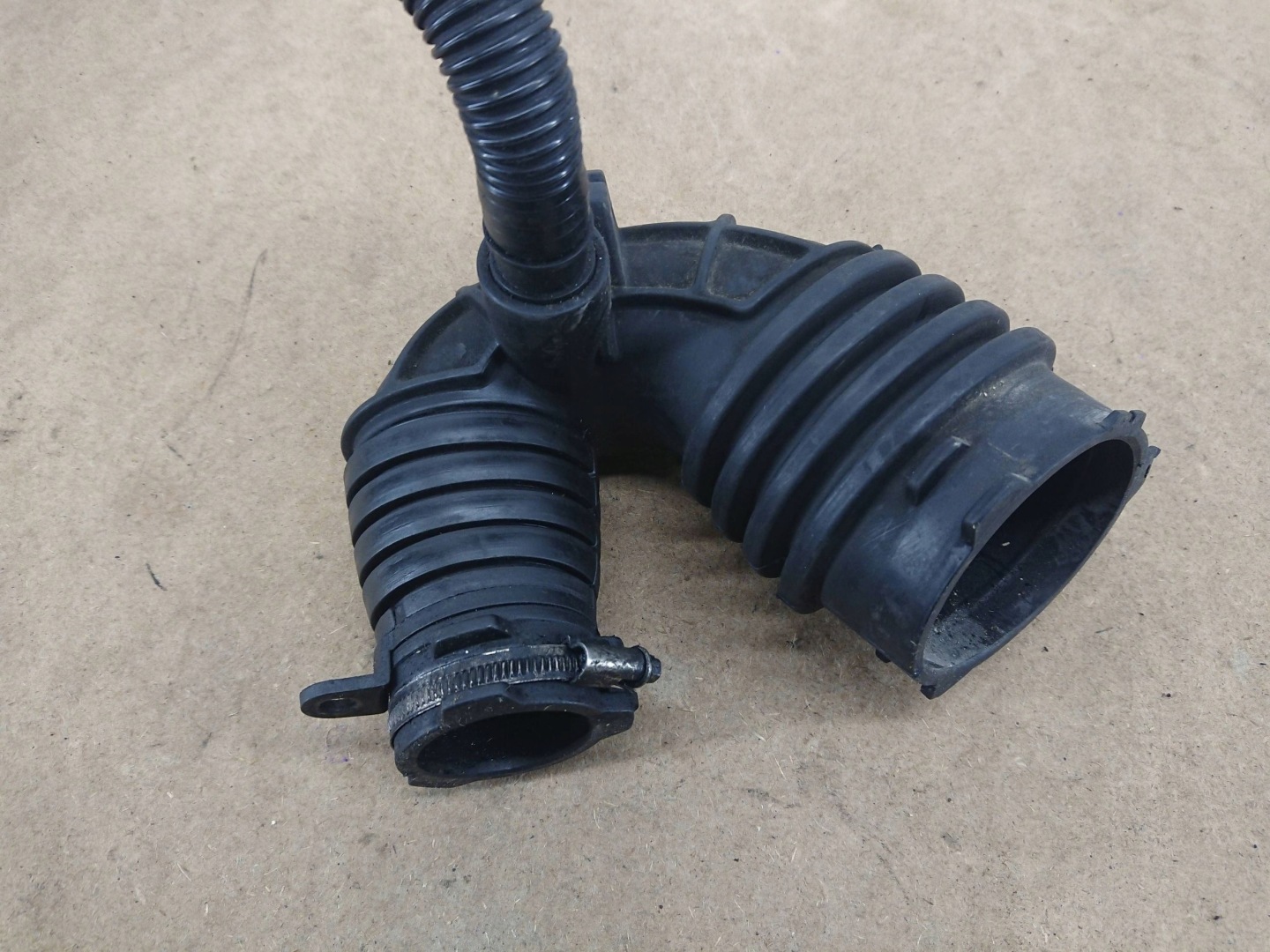 Audi A6 pipe hose dolotowy air