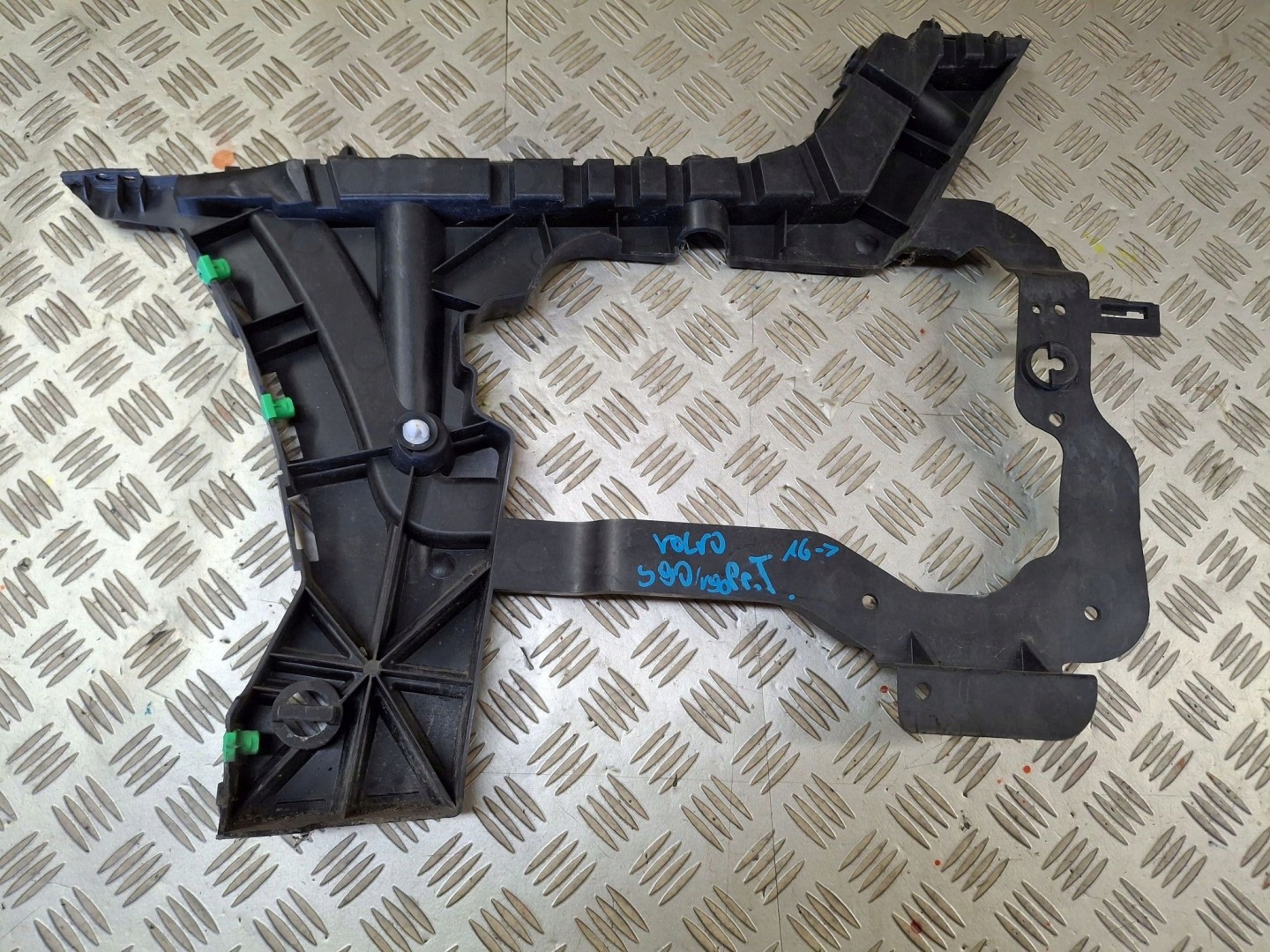 right bumper bracket of the rear VOLVO V90 2016->