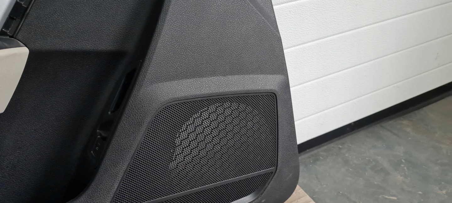 Q3 83A side upholstery door left left front leather 83A971035DR