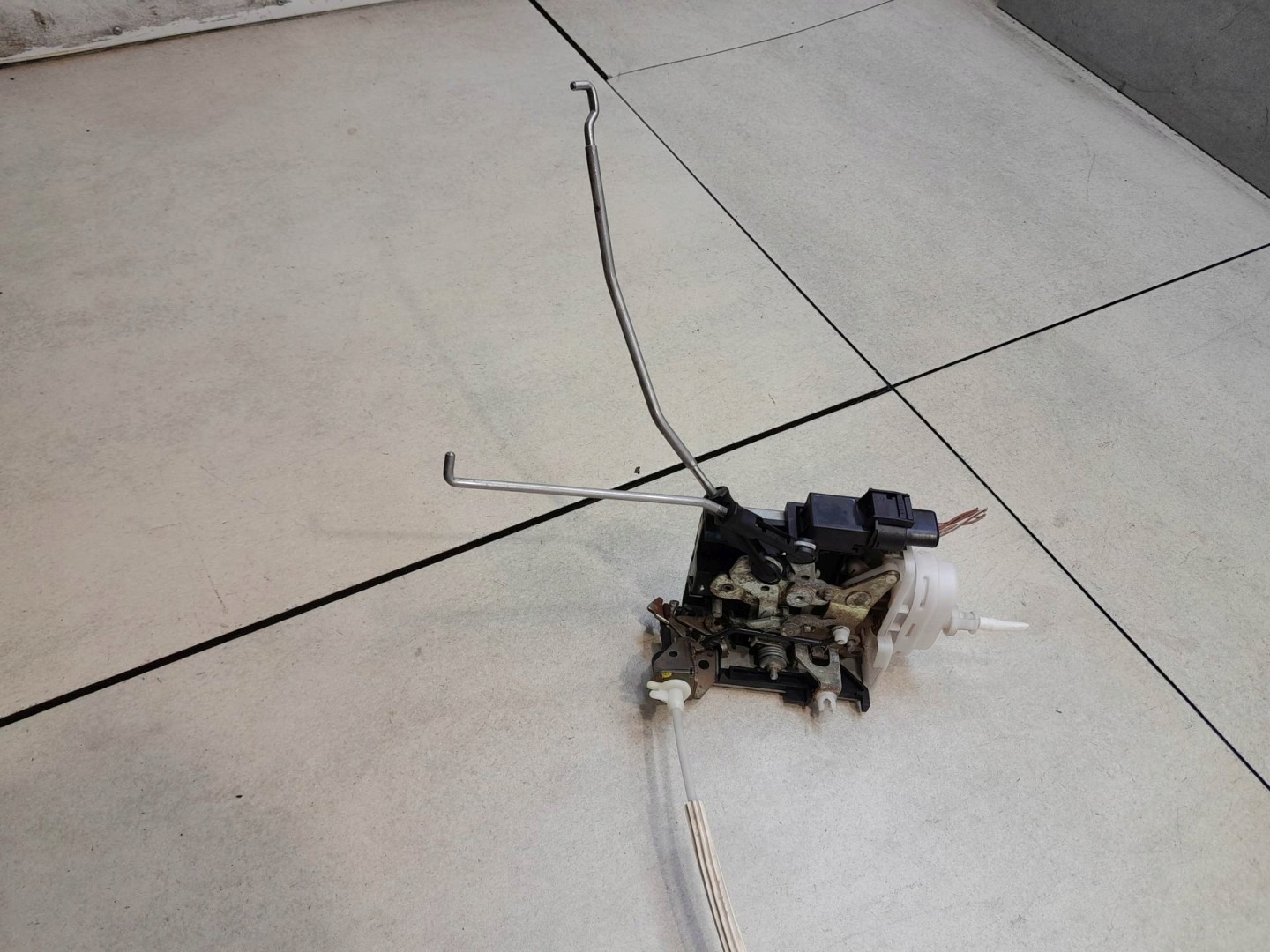 lock door right front AUDI A4 B5 8D1837016F