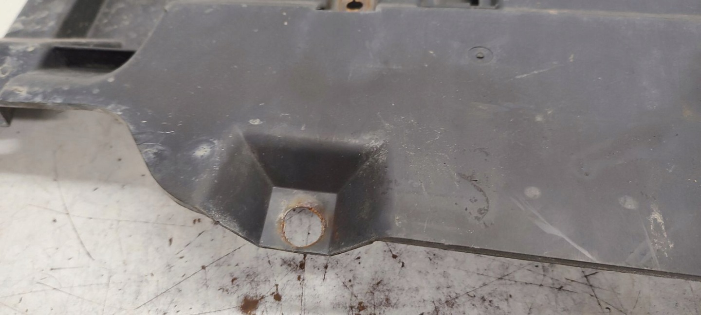cover below bumper Toyota Avensis T27