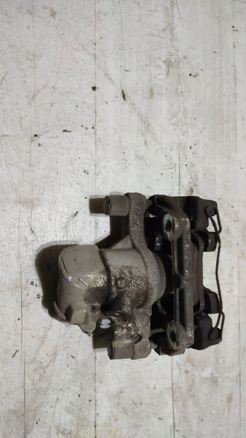 Volvo V40 II 2018r rear part side right caliper
