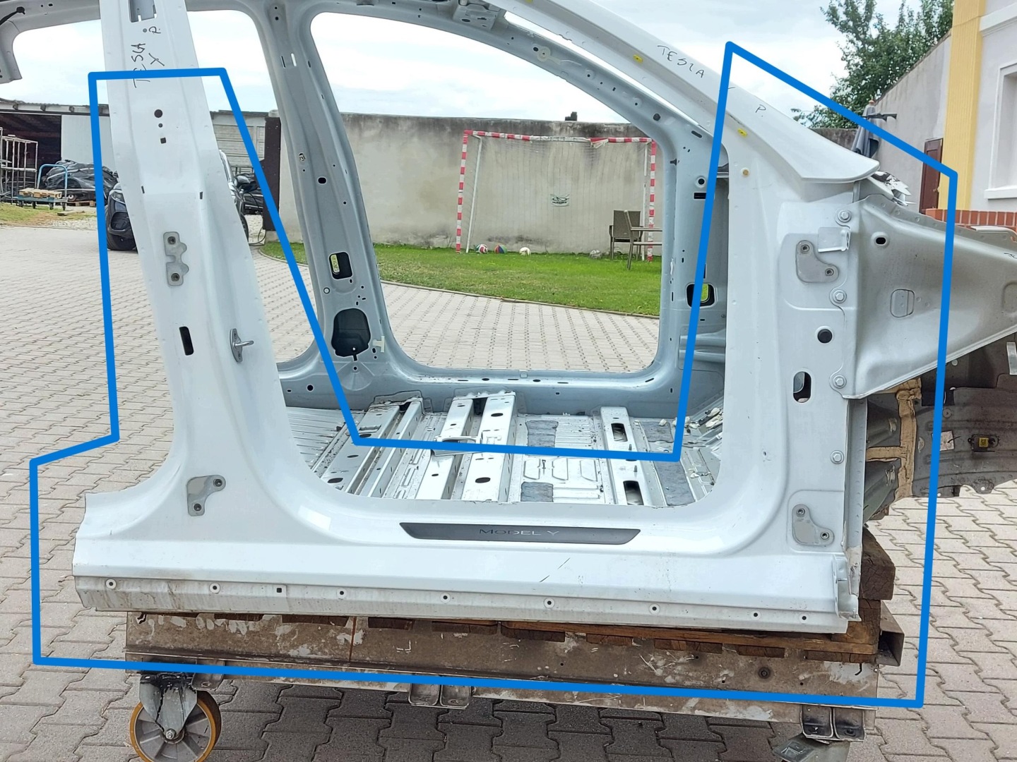 TESLA MODEL Y 2024r pillar central right threshold