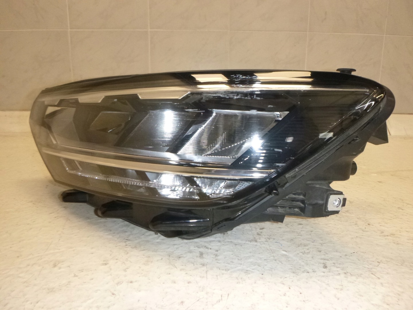 VW PASSAT B8 LIFT light left front 10PIN LED NR103