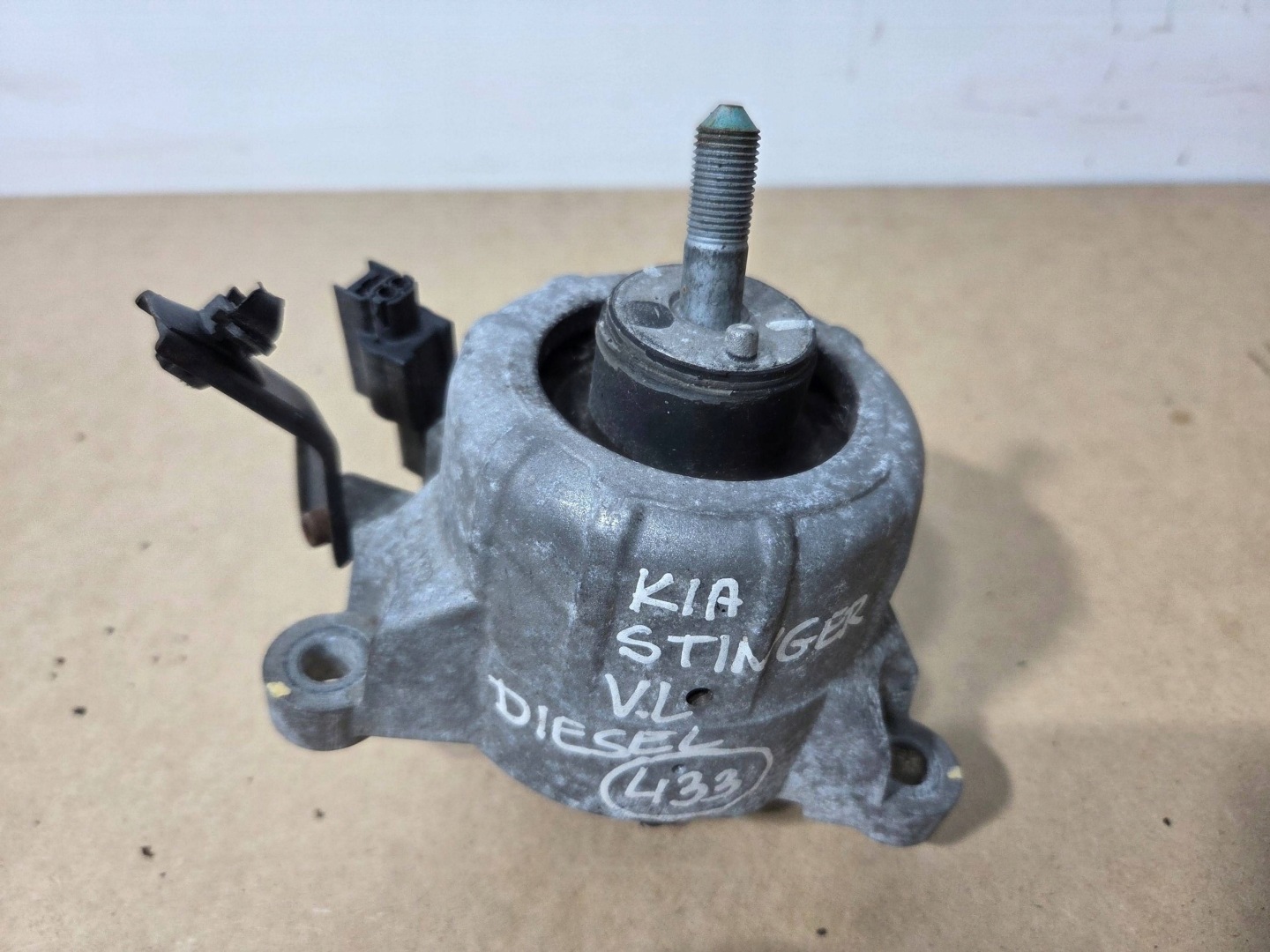 KIA Stinger 2,2 CRDI engine mount left (433)