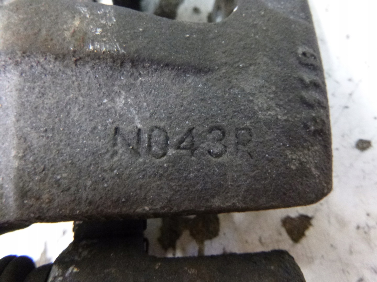 caliper brake + Jarzmo rear part left Mitsubishi Outlander and 2.4b 2004r.