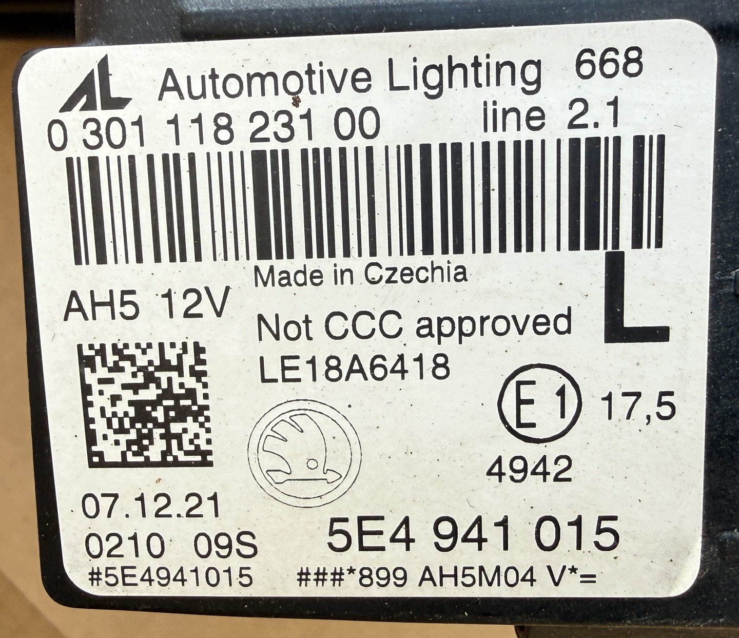 light SKODA OCTAVIA 4 IV 5E4941015 left original as new