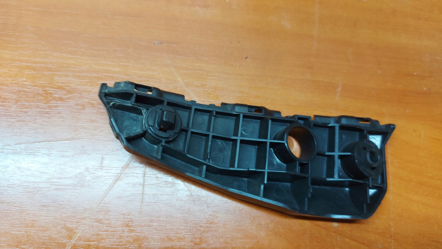bumper bracket left front TOYOTA AURIS and 06-12