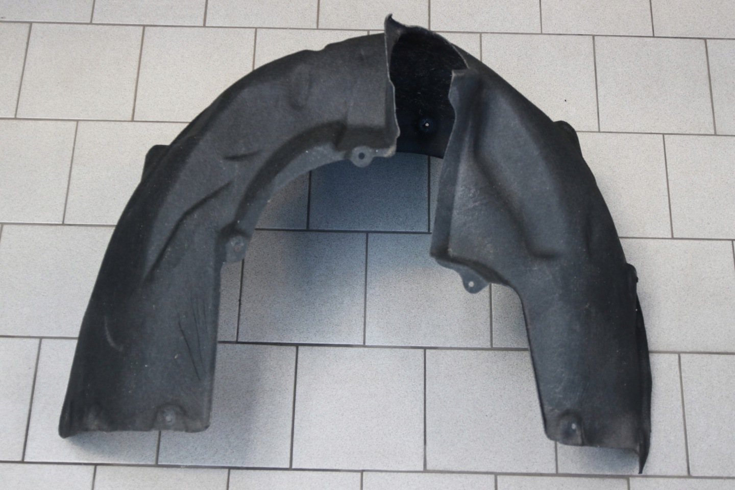 BMW 8' G14 G15 ORYGINALNE mudguard right rear. right rear part 7374744