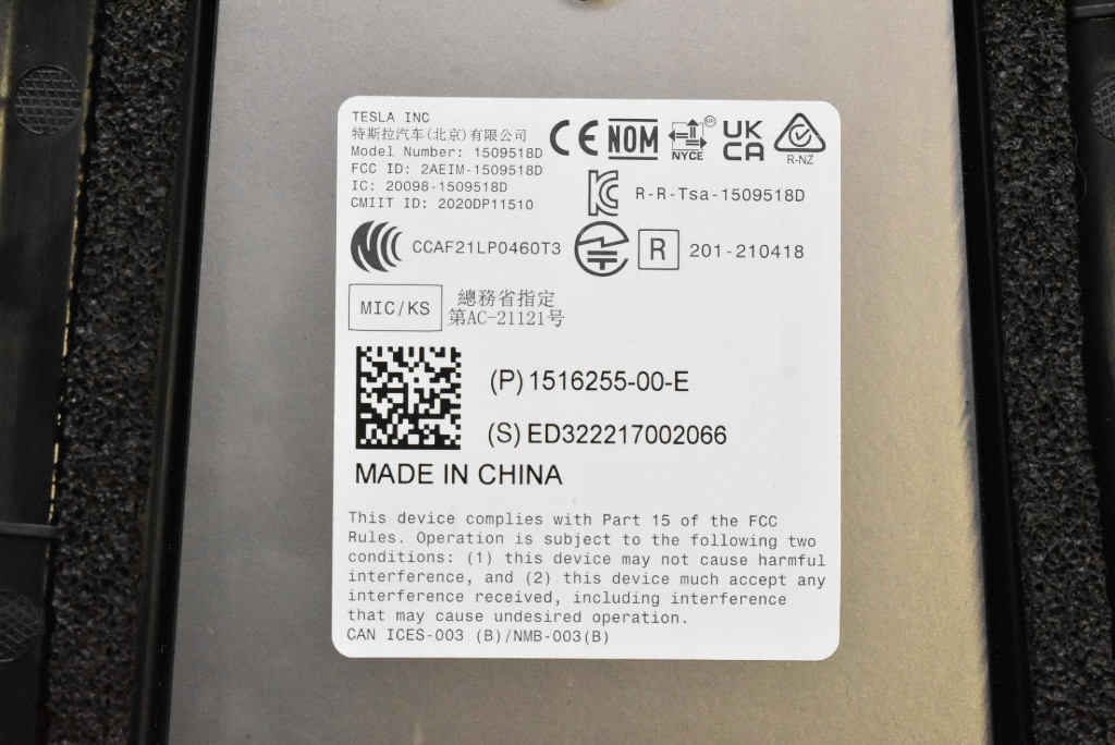 Blende Abdeckung SLUPKA links 1516255-00-E TESLA MODEL Y 20