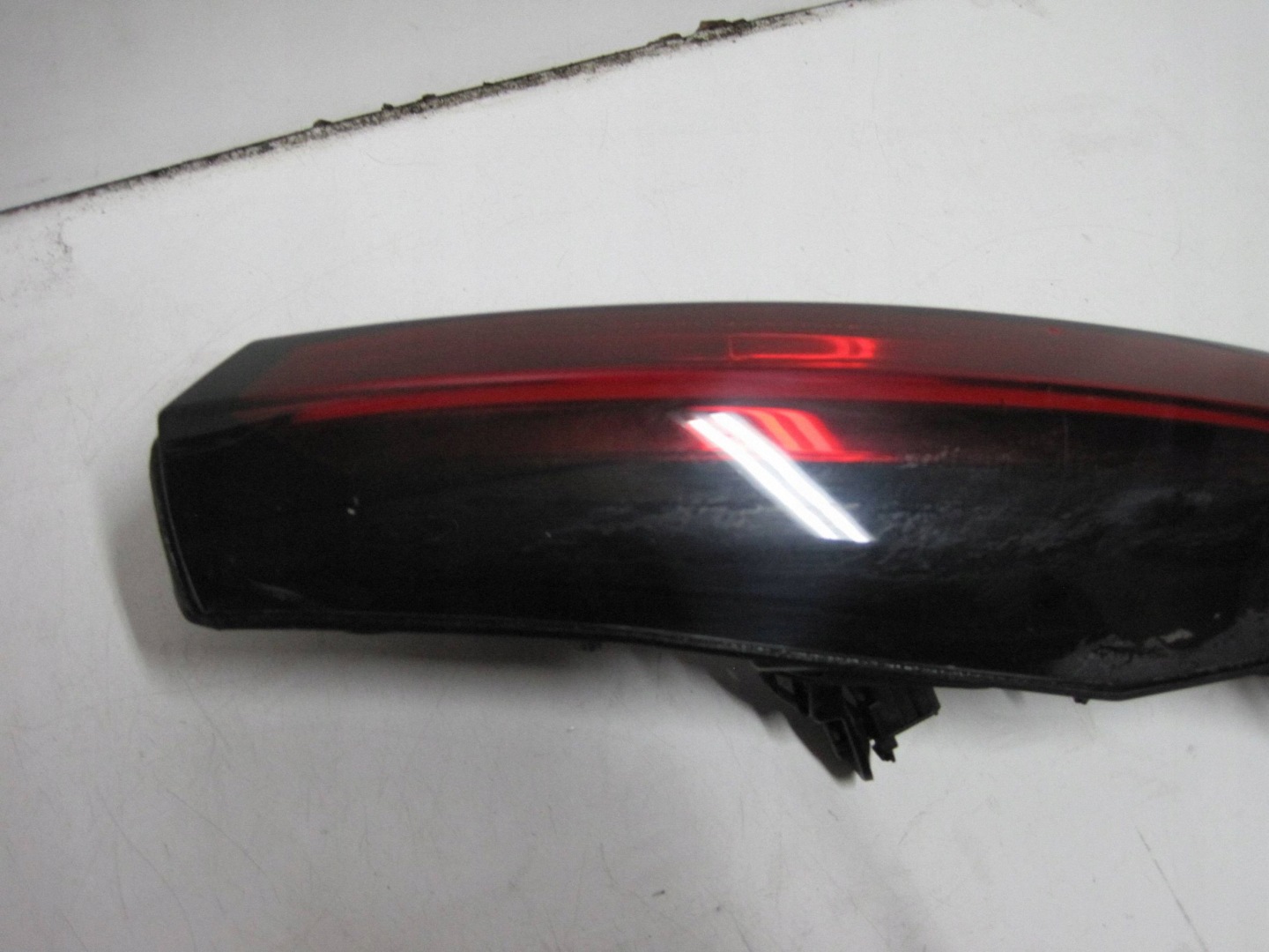 feu arrière du capot gauche CITROEN C4 III E-C4 24R 9831120680