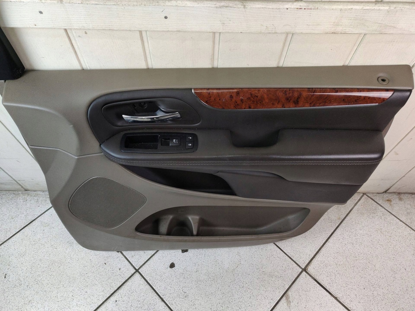 side door front right side Chrysler Town and Country 5 facelift 2014