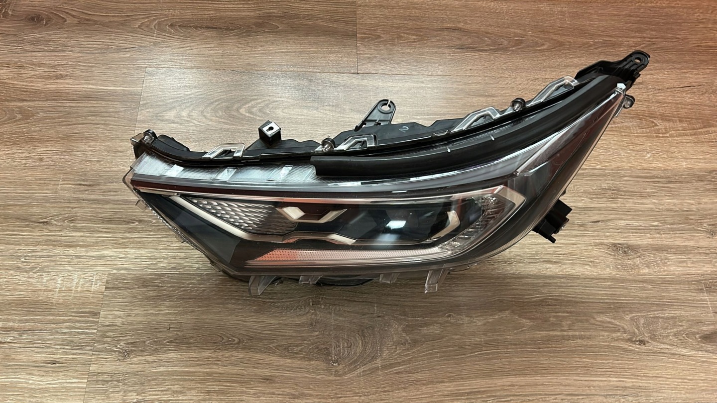 REFLEKTOR light left left front TOYOTA RAV4 V 18