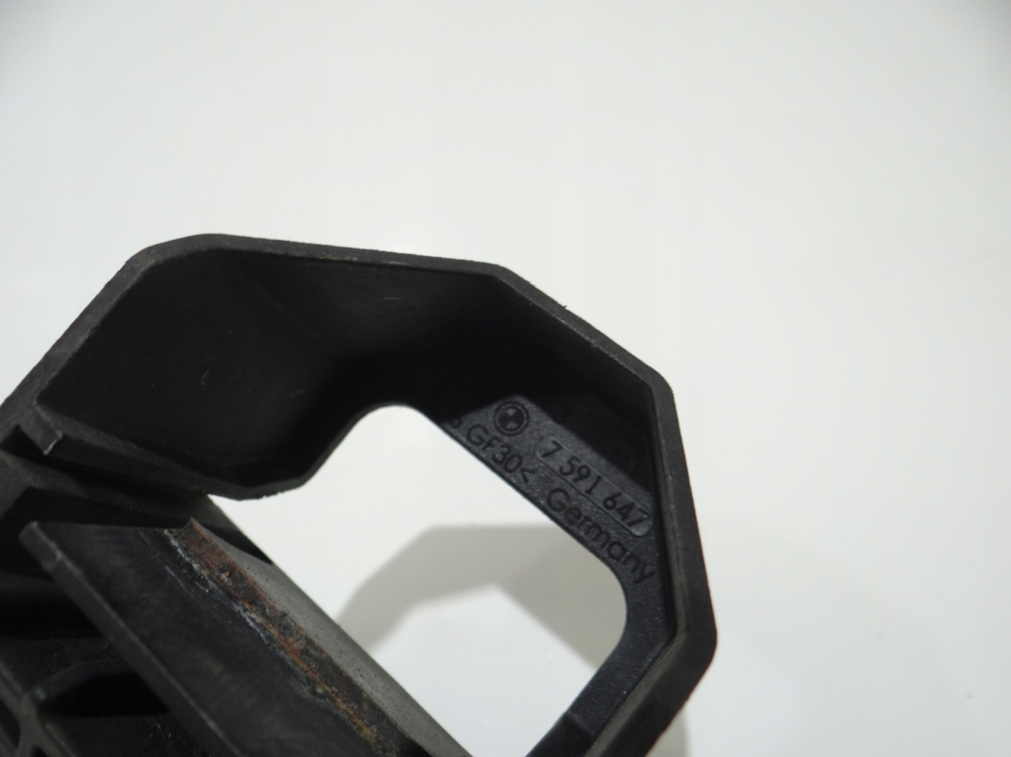 Halter Halter des Kühlers links BMW E84 E87 E88 E90 7591647