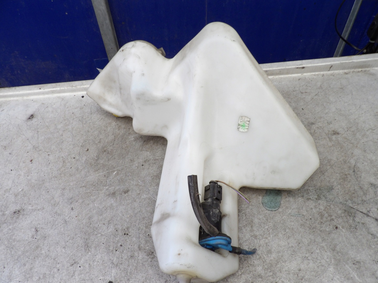 Mercedes A160 washer fluid tank