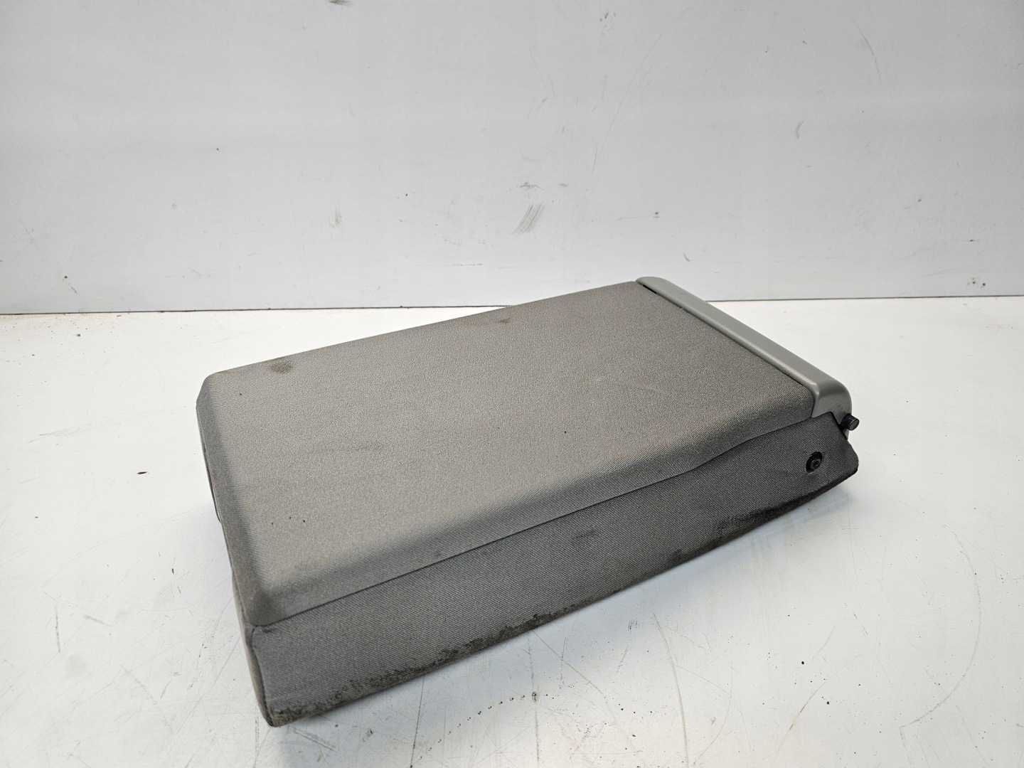 bracciolo KANAPY posteriore AUDI A6 C6 WELUR JASNY