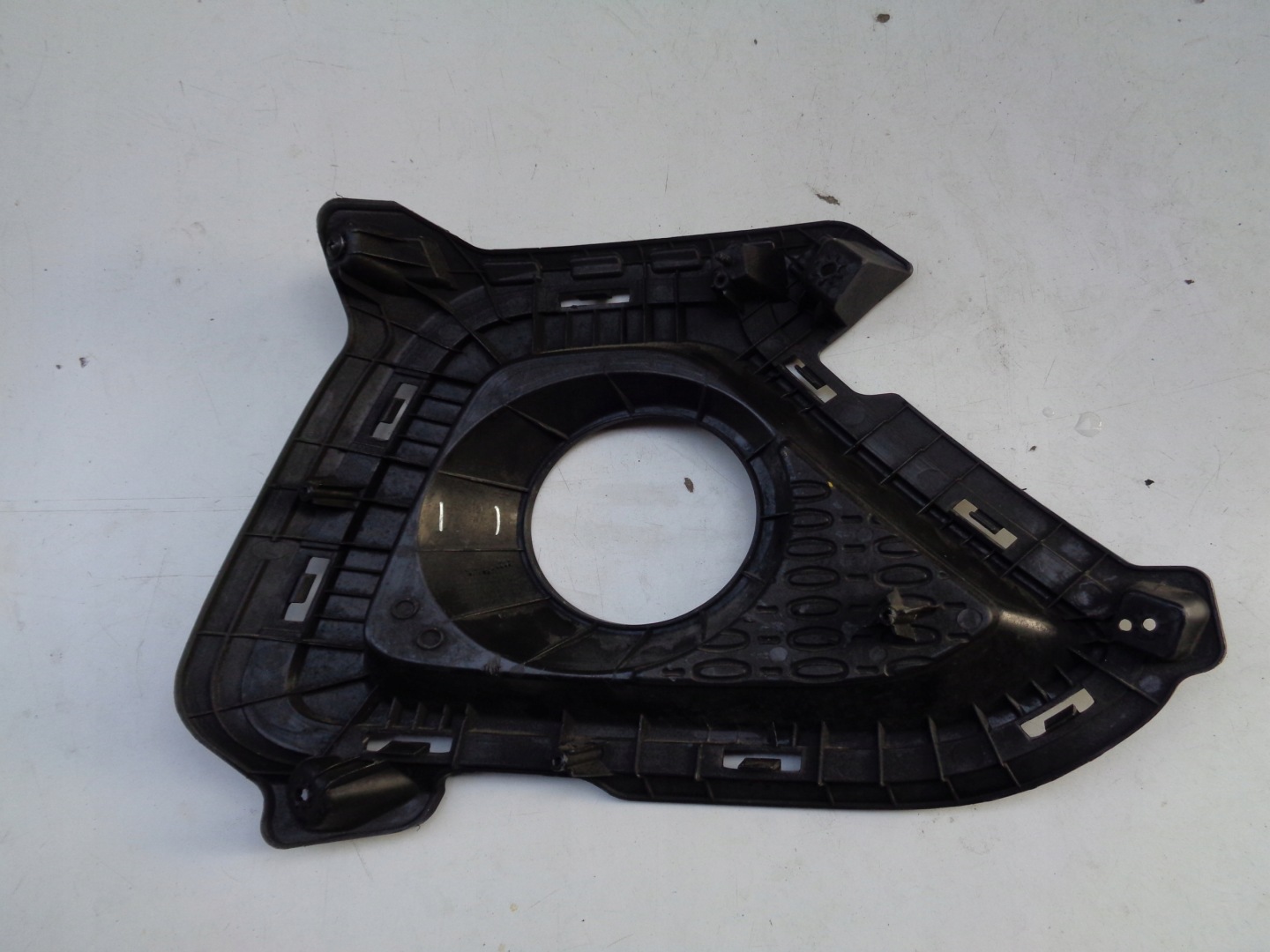 grid of a bumper left HYUNDAI I10 II 13