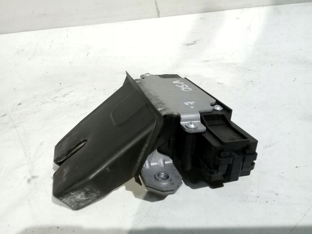 Volvo V50 lock bonnet rear part