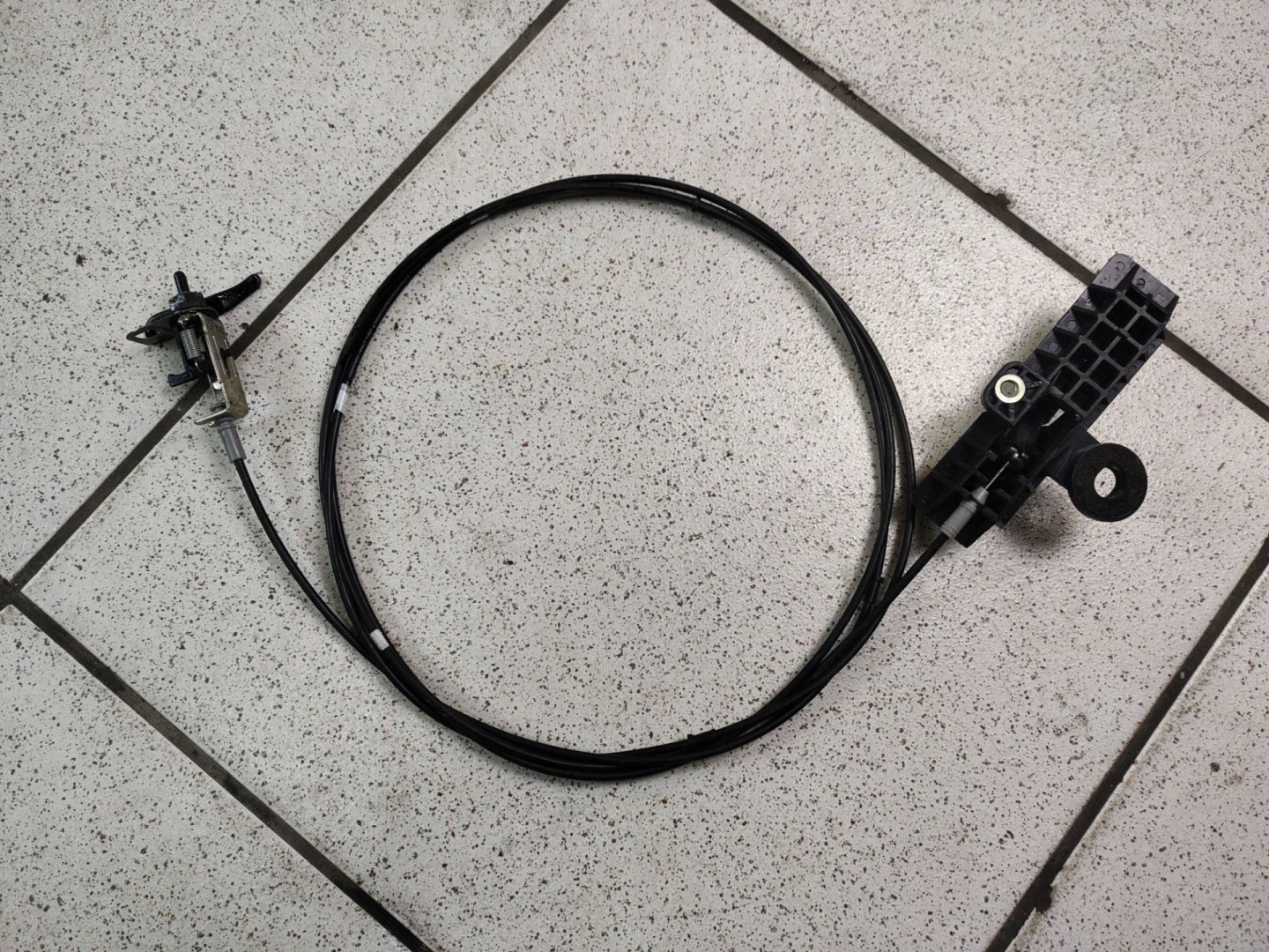 Câble pour l’ouverture du capot Réservoir Carburant Mazda CX-9 facelift 2010