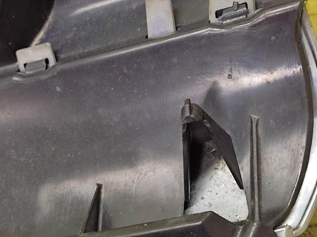 OPEL ZAFIRA B grille 13136136
