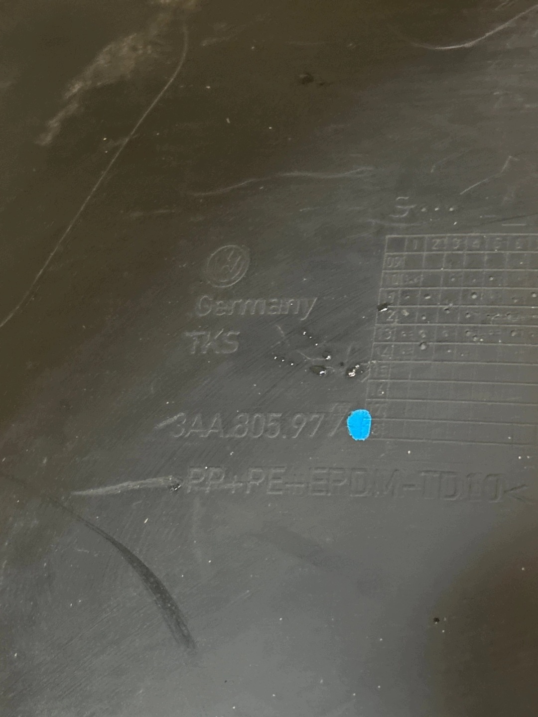 damaged mudguard right front Volkswagen Passat B7